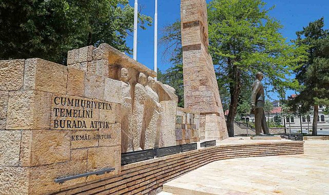 Atatürk Anıtı'nın çevre düzenlemesi tamamlandı