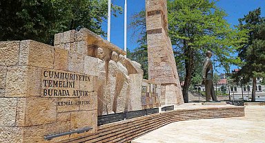 Atatürk Anıtı'nın çevre düzenlemesi tamamlandı