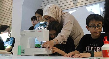 Atık kumaşlardan kitap ayracı üretiyorlar