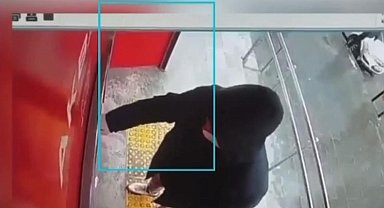 ATM önlerinde vatandaşları dolandıran şüphelilerin kılık değiştirip kaçmaları kameralara yansıdı