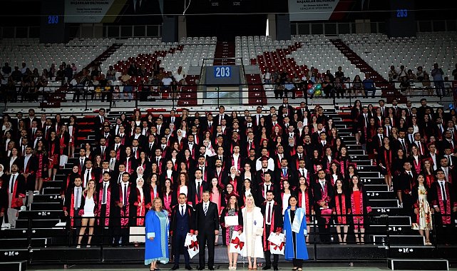 AÜ'de 289 hekim coşkuyla mezun oldu