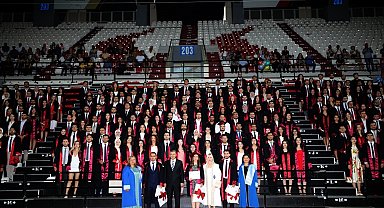 AÜ'de 289 hekim coşkuyla mezun oldu