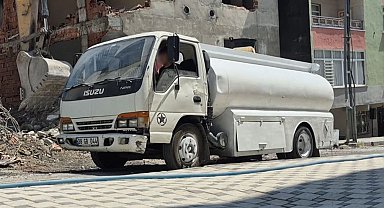 Avcılar'da 2 çocuk ağır tonajlı kepçeyi hareket ettirdi