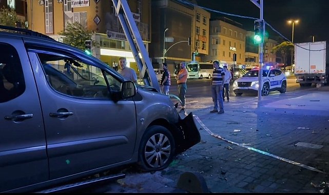 Avcılar'da aşırı hız yapan araç elektrik direğine çarptı: 3 yaralı