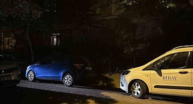 Avcılar'da bir adam evinin önünde alkol içen 2 kişiyi silahla vurdu