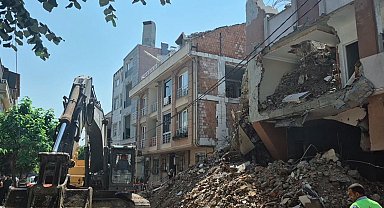 Avcılar'da kısmi çöken binanın yıkımı sırasında bitişik apartmanın da duvarı yıkıldı