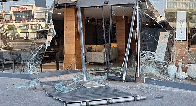 Avcılar'da makas atan sürücünün arkadan çarptığı otomobil mağazaya böyle daldı