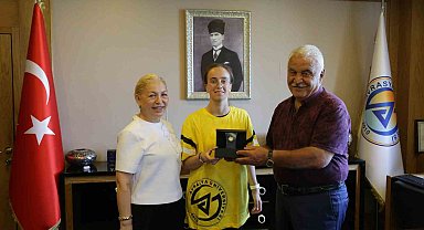 Avrasya Üniversitesi öğrencisi Bakü'den altın madalya ile döndü