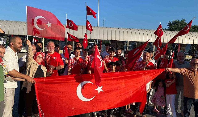 Avrupa şampiyonları memleketlerinde meşalelerle karşılandı