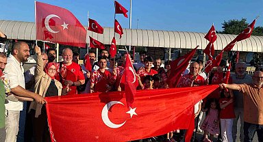 Avrupa şampiyonları memleketlerinde meşalelerle karşılandı