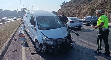 Aynı istikametteki araca çarptıktan sonra Karşı şeride geçip tur aracına çarptı: 3 yaralı