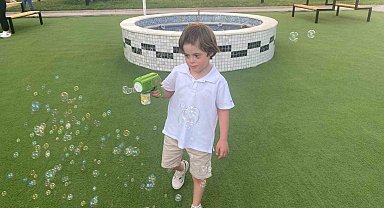 Ayrımcılıkla gündeme gelen down sendromlu çocuğa gönüllülerden doğum günü sürprizi