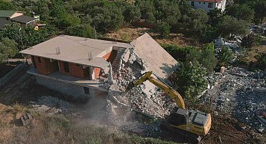 Ayvacık'ta 52 kaçak yapı yıkıldı