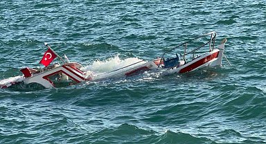 Ayvalık'ta demirli olan balıkçı teknesi su alarak battı