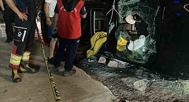 Ayvalık'ta gece yarısı feci kaza: 1 ölü, 1 yaralı