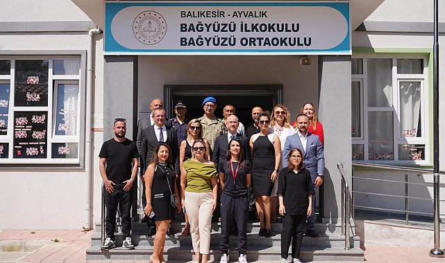 Ayvalık'ta öğrencilerin karne heyecanı