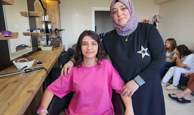 Babasının izinden, annesiyle birlikte yürüyor