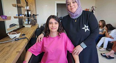 Babasının izinden, annesiyle birlikte yürüyor