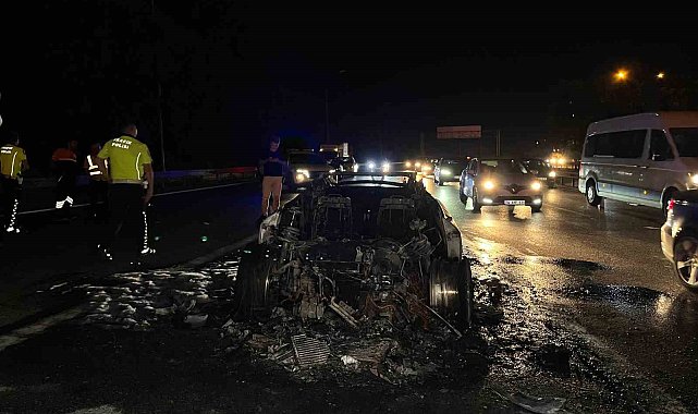 Bahçelievler'de alev alev yanan lüks otomobil hurda yığınına döndü
