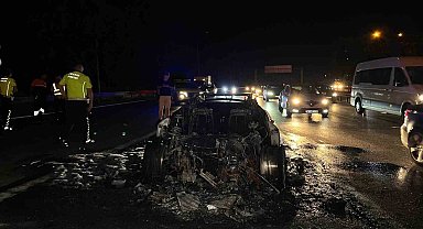 Bahçelievler'de alev alev yanan lüks otomobil hurda yığınına döndü