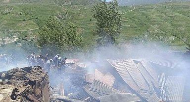 Bahçesaray'da ev yangını: Dumandan zehirlenen 14 yaşındaki çocuk öldü