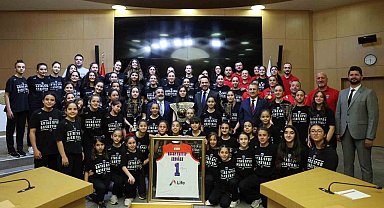 Bakan Bayraktar Şampiyon BOTAŞ Spor'la bir araya geldi