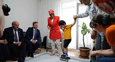 Bakan Göktaş, depremde tüm ailesini kaybeden çocuğu ziyaret etti