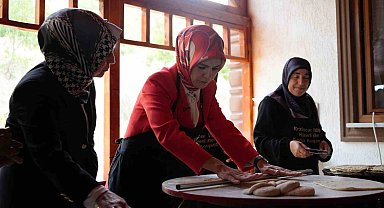 Bakan Göktaş Erzincan'da hamur yoğurdu gözleme yaptı