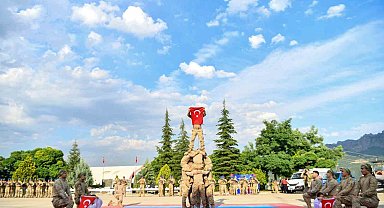 Bakan Göktaş, Tunceli'de Kıbrıs gazisiyle görüştü, jandarmanın kuruluş yıldönümüne katıldı