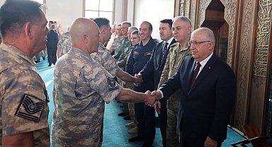 Bakan Güler, Kurban Bayramı'nda Mehmetçikle bir araya geldi