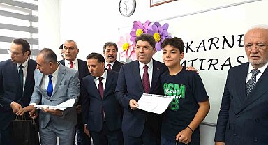 Bakan Tunç, çocukların karne heyecanına ortak oldu