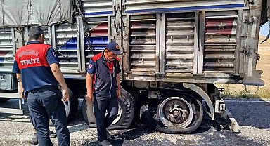 Balataları tutuşan tırın küle dönmesini itfaiye önledi