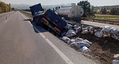 Balıkesir'de kontrolden çıkan tır bariyerlere çarptı