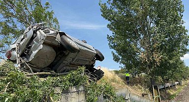 Balıkesir'de takla atan otomobil kanala uçtu