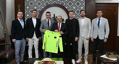 Balıkesirli Süper Lig hakemleri ve gözlemciler Vali Ustaoğlu'nu ziyaret etti