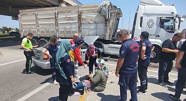 Bandırma'da otomobil ile çekici böyle çarpıştı: 2 yaralı