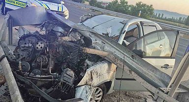 Bariyere çarpan otomobil hurdaya döndü