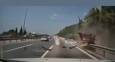 Bariyerlere girip takla attı: 7 yaralı