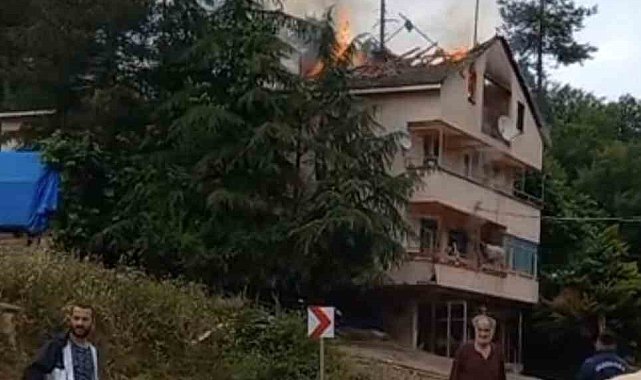Bartın'da bir evin çatısından yükselen alevler korkuttu