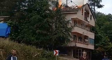 Bartın'da bir evin çatısından yükselen alevler korkuttu