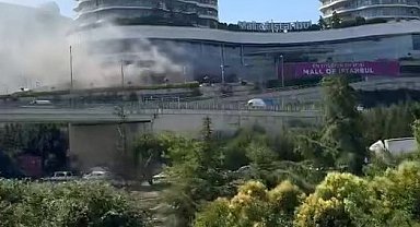 Başakşehir'de bulunan Mall Of İstanbul alışveriş merkezinin mal kabul bölümünde yangın çıktı. Olay yerine çok sayıda itfaiye ekibi sevk edildi. İtfaiyenin yangına müdahalesi sürüyor.