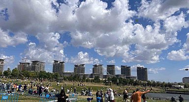 Başakşehir'de gökyüzü uçurtmalarla renklendi