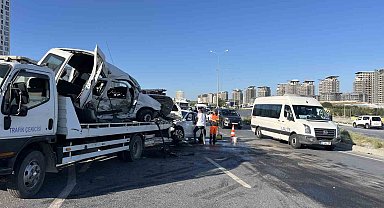 Başakşehir'de hafif ticari araç, karşı yöndeki otomobile çarptı: 1'i ağır 2 yaralı