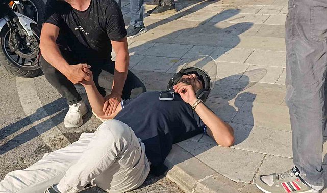 Başını kaldırıma çarpan motosikletli kask sayesinde kazayı ucuz atlattı