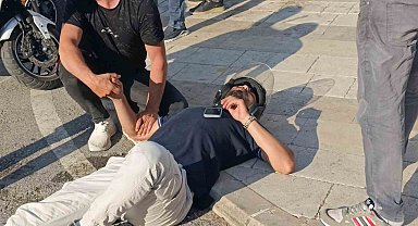 Başını kaldırıma çarpan motosikletli kask sayesinde kazayı ucuz atlattı