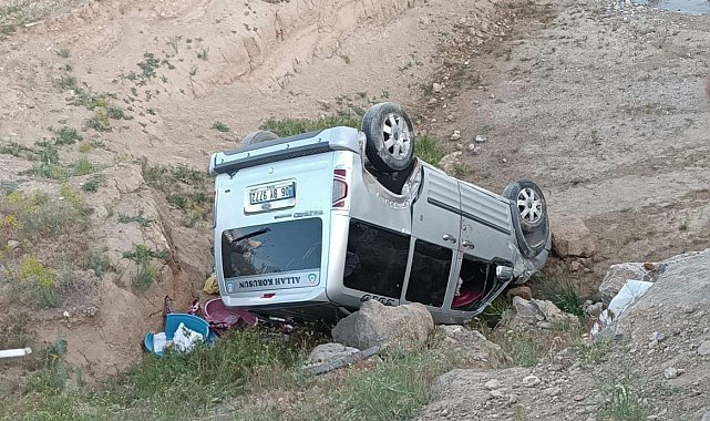 Başkale'de kamyonet dereye uçtu: 2 yaralı