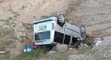 Başkale'de kamyonet dereye uçtu: 2 yaralı