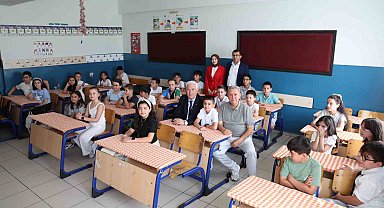 Başkan Bozbey, öğrencilerin karne sevincine ortak oldu