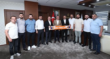 Başkan Büyükakın şampiyon sporcuları ağırladı