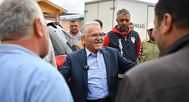 Başkan Büyükkılıç'tan Mimarsinan Kurban Pazarı'nda sıkı pazarlık ve samimi buluşma